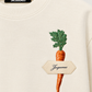 Dettaglio applicazione fragola con logo sulla T-shirt Jacquemus off white