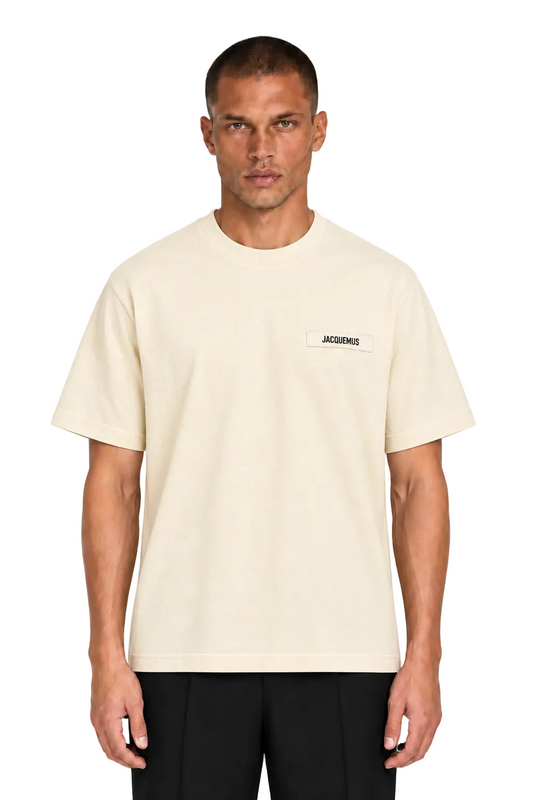 Modello con T-shirt Jacquemus Le Gros Grain beige