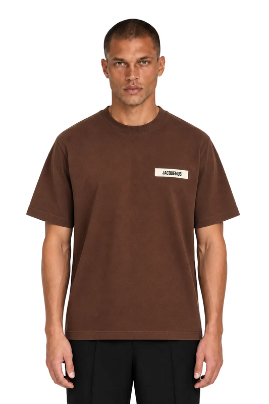 T-shirt Jacquemus Le Gros Grain marrone scuro, indossata